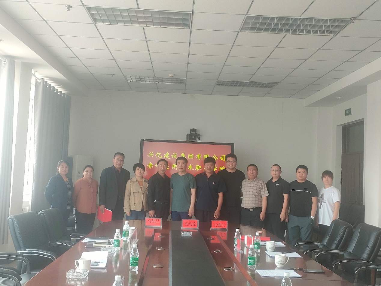 聚会室里的人们

中度可信度形貌已自动天生