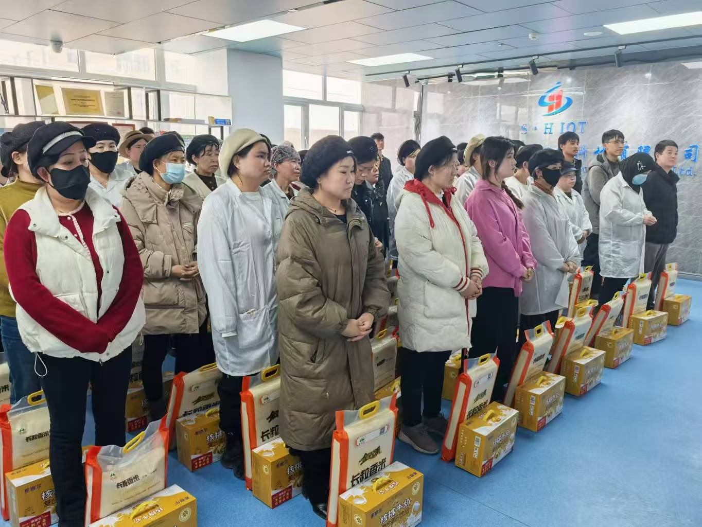 人生就是博手机版集团宁夏分公司RFID智能卡工厂开斋送暖 共筑和谐企业家园